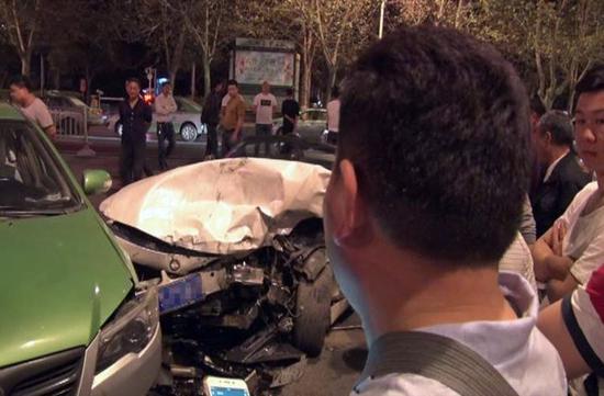 郑州宝马女司机疑似唱K后酒驾 连撞5车致5人