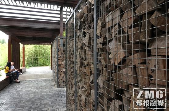 5月30日，记者在郑州龙子湖公园东南侧见到了这几面景观墙。