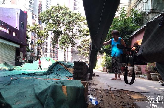 投诉:围栏“跑”到居民楼院前,居民手持规划图纸“不依”