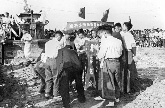 1955年10月1日，中国一拖举行隆重的开工典礼。 本报资料图片