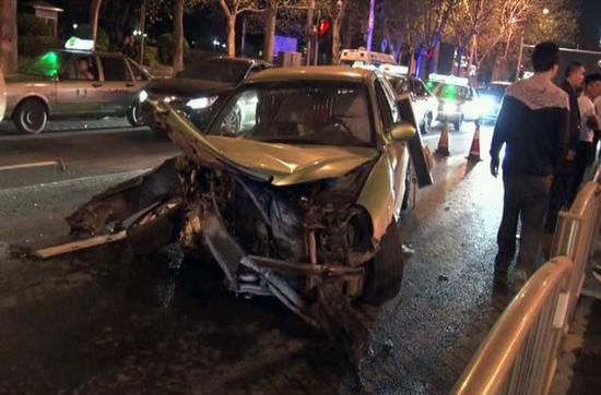 郑州宝马女司机疑似唱K后酒驾 连撞5车致5人