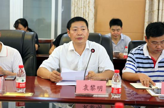 市教育局编制人事处副处长袁黎明主持会议
