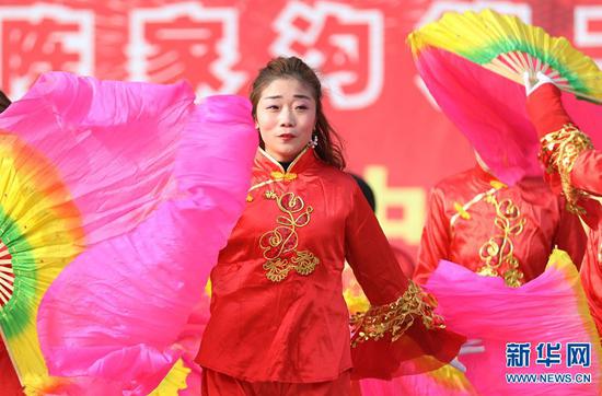 2月19日，河南省温县赵堡镇，居民在表演扇子舞。