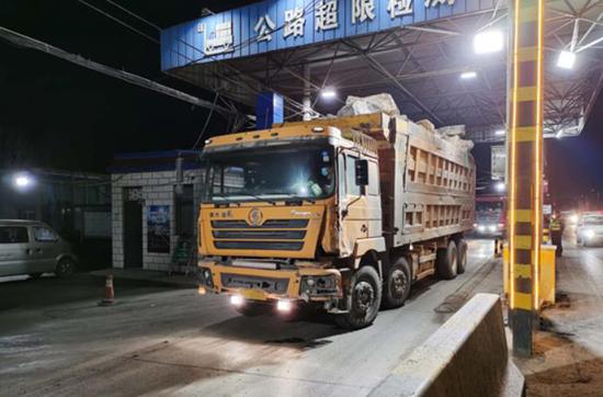 (鹤壁刘庄公路超限检测站检测货运车辆)