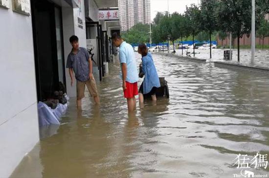 郑州一小区商业街20余店铺被淹 