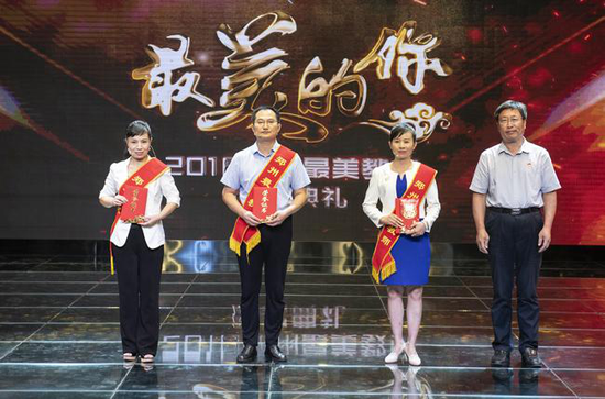 郑州市教育局党组副书记、常务副局长刘鹏利为“郑州最美教师”颁奖