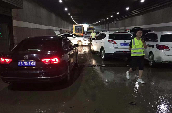 多處路段大面積嚴重積水（退水時間超過兩個小時）