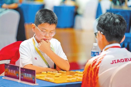 参加省运会社会组·省辖市组象棋比赛的青少年选手正在紧张对弈。 本报全媒体记者 黄晖 摄