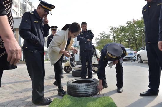 拆除 无手续围栏被拆除近千平方道路还路于民