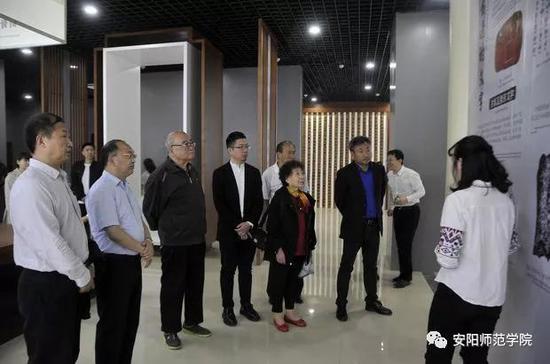 专家参观考察该校汉字文化体验馆