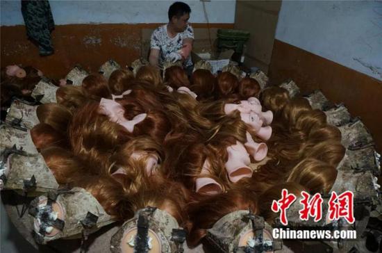 许昌化庄村,村民在家里加工制作教习头模。 韩章云 摄