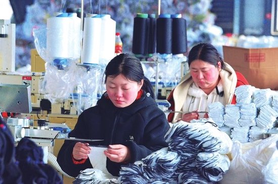 商水县谭庄袜业产业园忙碌的生产线。