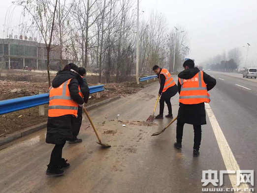 工作人員對路面進行清理 （宇嬌 攝）