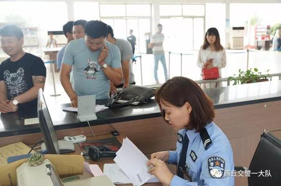 商丘男子网上冒充白富美诈骗 车管所办手续当