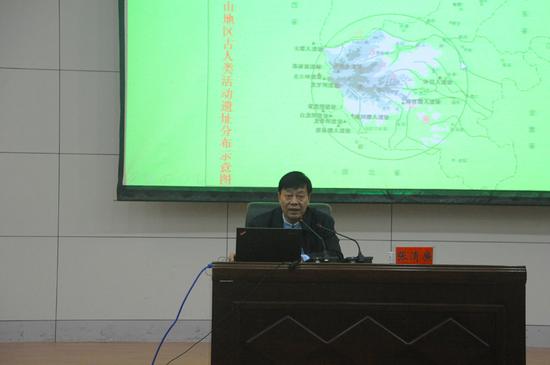 张清廉作报告