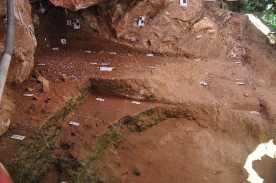 这是栾川龙泉洞旧石器遗址发掘现场（资料照片）。新华社发