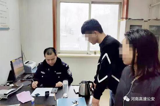 刚度完蜜月返家 新郎官无证驾车被查处 刚度完蜜月返家 新郎官无证驾车被查处