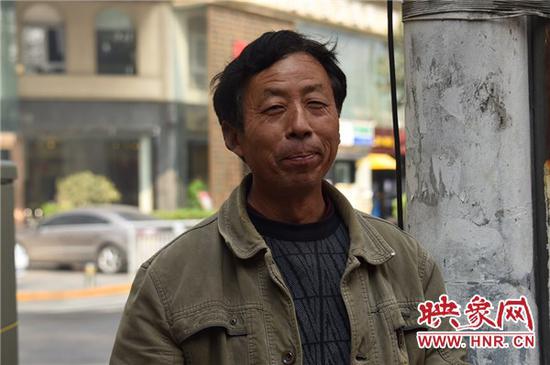 失主見到錢包失而復得，拿出里面現金表示感謝