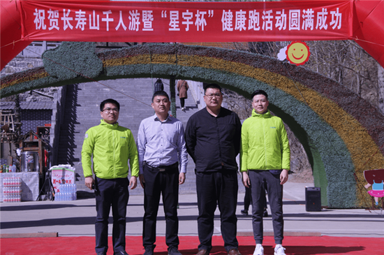 上午10:00,随着一声枪响运动员们如离弦之箭,一眨眼便跑出了几十米开外。