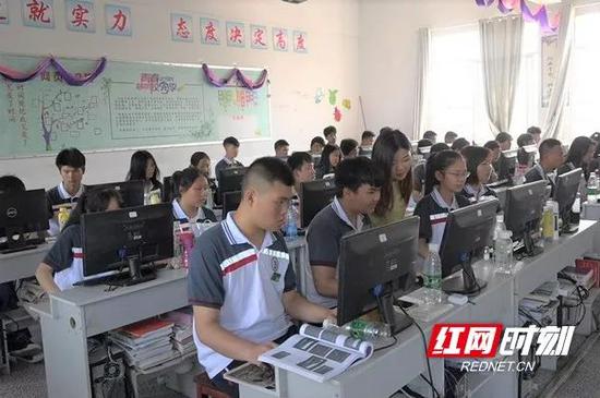 加快普及教育信息化,努力实现教育现代化。