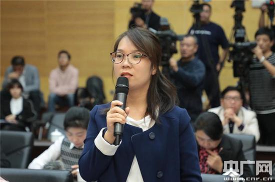 记者提问(央广网发 河南省教育厅 供图)