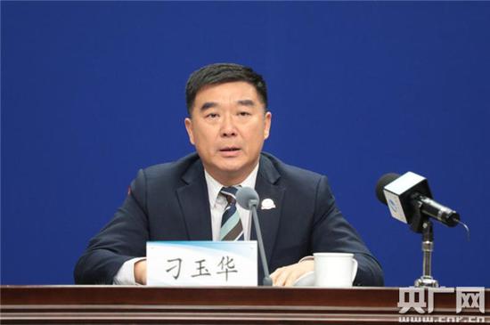河南省教育厅副厅长刁玉华回答记者提问(央广网 陈振华 摄)