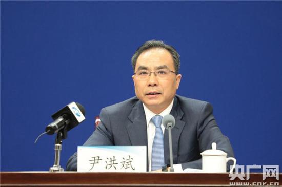 河南省人民政府副秘书长尹洪斌对赛事活动作新闻发布(央广网 陈振华 摄)