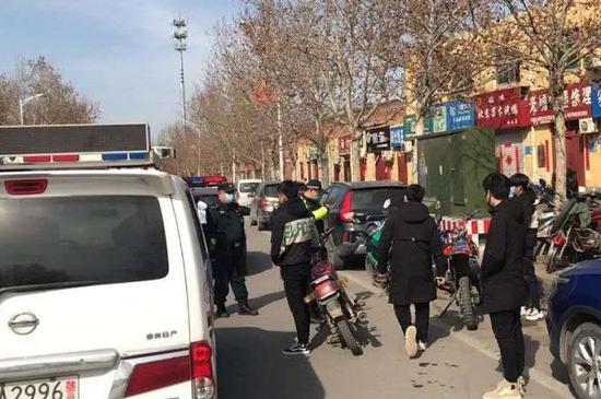 “炸街”放飞自我 引起警察注意结局令人“舒适”