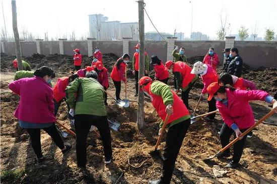 郑州绿博园开展义务植树活动