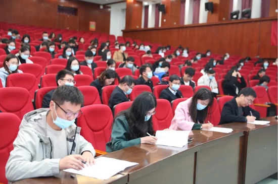 参会青年教师签订师德承诺书