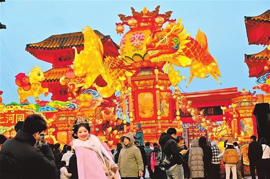 3月2日晚，游客在開封一景區觀賞大型彩燈造型景觀。元宵節將至，開封市公園景點和街頭張燈結彩，營造濃郁的節日喜慶氣氛，吸引了眾多游客。 李俊生 攝