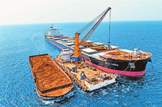 2026年1月16日，20万吨位的远洋货轮正在装载铝土矿，装载完成后将在海上航行40天左右抵达中国国内。　本报全媒体记者　王亚鸽　崔超　摄