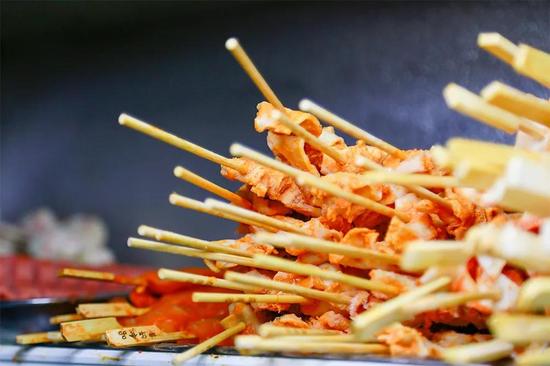 郑州这家藏在小区里的炸串小店,没服务、没环