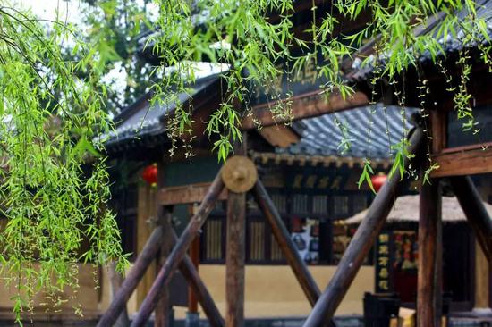 天街小雨潤如酥，草色遙看近卻無。