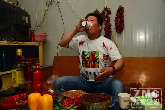 冒汗!中国辣王李永志郑州直播三辣同吃