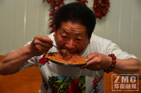 冒汗!中国辣王李永志郑州直播三辣同吃