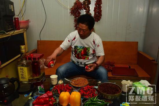 冒汗!中国辣王李永志郑州直播三辣同吃