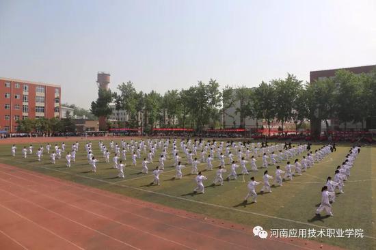 河南应用技术学院第三届春季田径运动会开幕