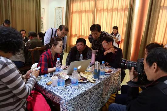第二届芒砀山小镇摄影季期间,名家面对面交流讨论现场