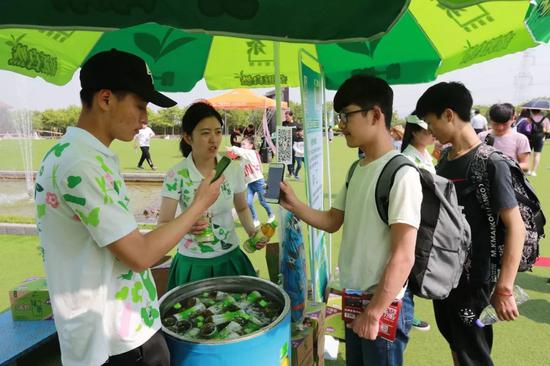 崖谷山間溪水潺潺