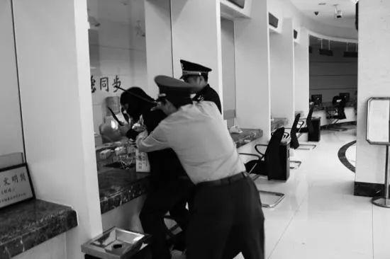 鹿邑:男子持他人身份中办理银行业务诈骗