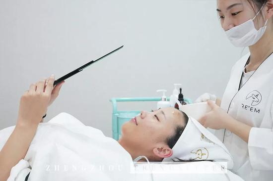 在美容师一波温柔又稳健的操作后,