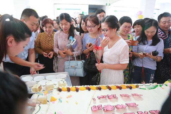 别人家的教师节 漯河高校学生制作1.5米感恩大