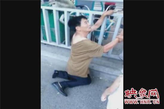 一年前超市偷東西被抓，跪地求饒