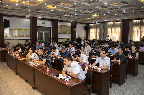参会人员认真听会