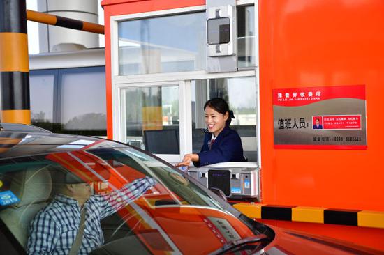 9月28日，车辆通过河南省南乐县的南（乐）林（州）高速豫鲁界收费站。