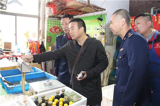 郑州工商突击检查水产市场 