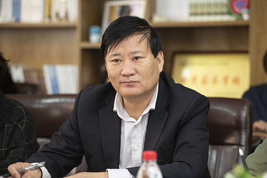 郑州市教育局党组书记、局长王中立在座谈会上讲话。