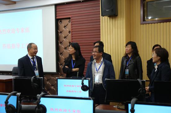 专家组对支撑计算机科学与技术专业本科教学的语音室进行现场考察