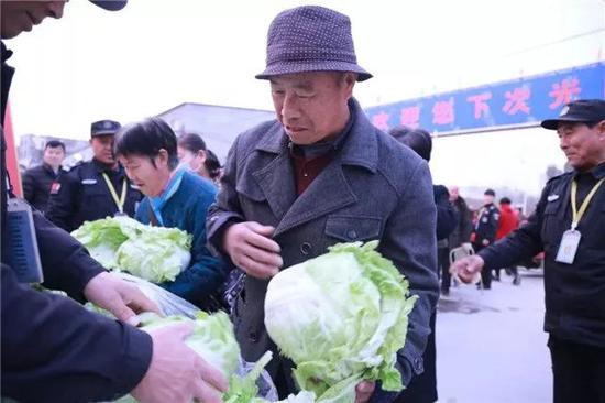 正在领爱心菜的市民